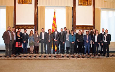Una quinzena de joves emprenedors acompanyen diputats durant un dia de treball