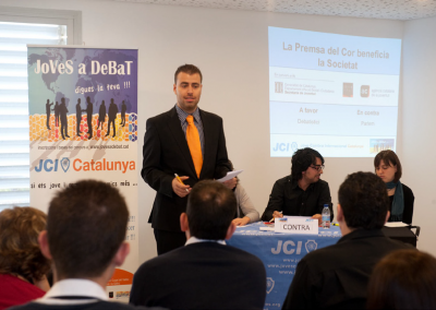 Joves a debat